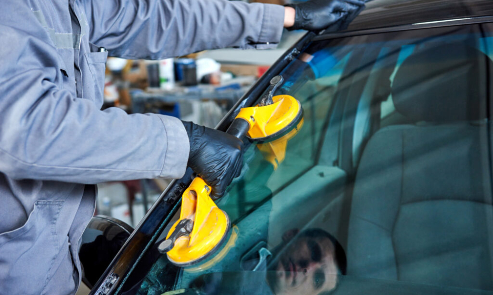 Does car insurance cover a cracked windshield 1024x677 1
