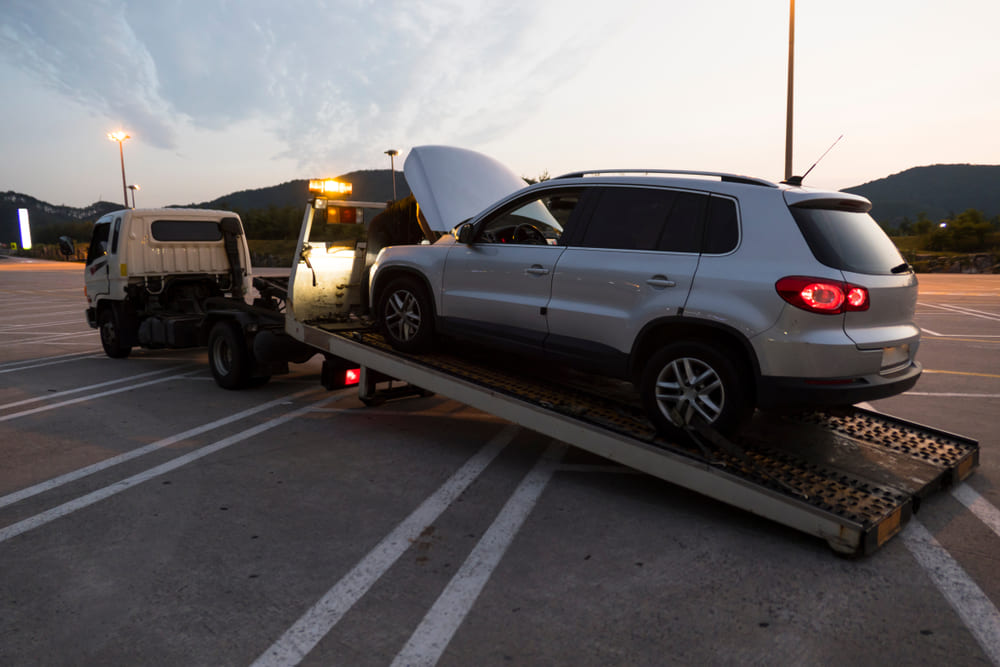 Flatbed tow truck providing 24/7 towing in Brooklyn NY at night
